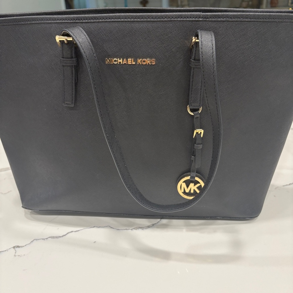 MICHAEL KORS JET SET SAFFIANO LEATHER BLACK TOTE